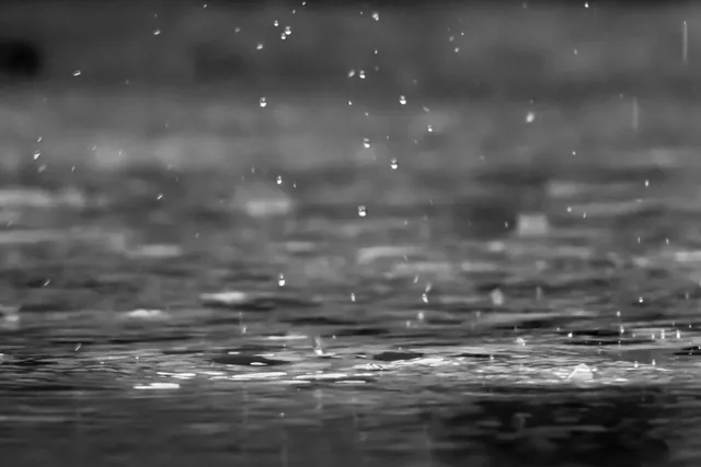 雨后玻璃窗上的水痕